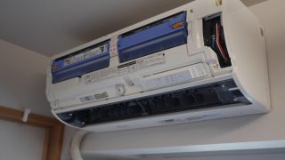 イオンのカジタク エアコンクリーニング 分解掃除しているところ