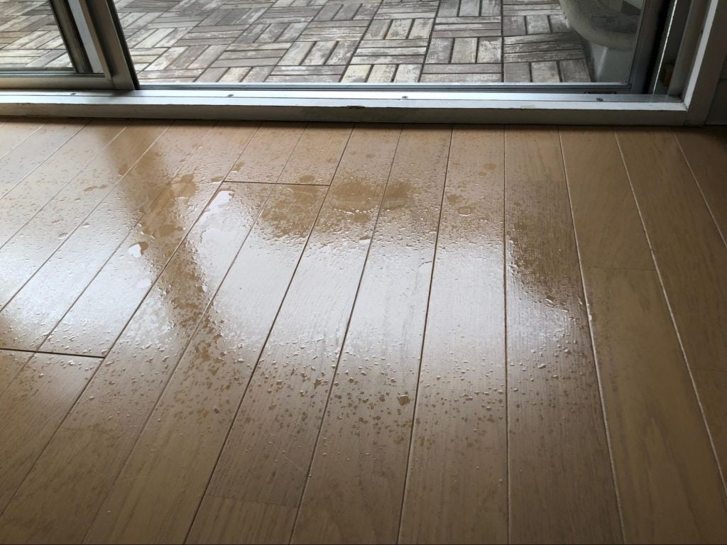 エアコン掃除スプレーAgプラス使用時に床に落ちる水