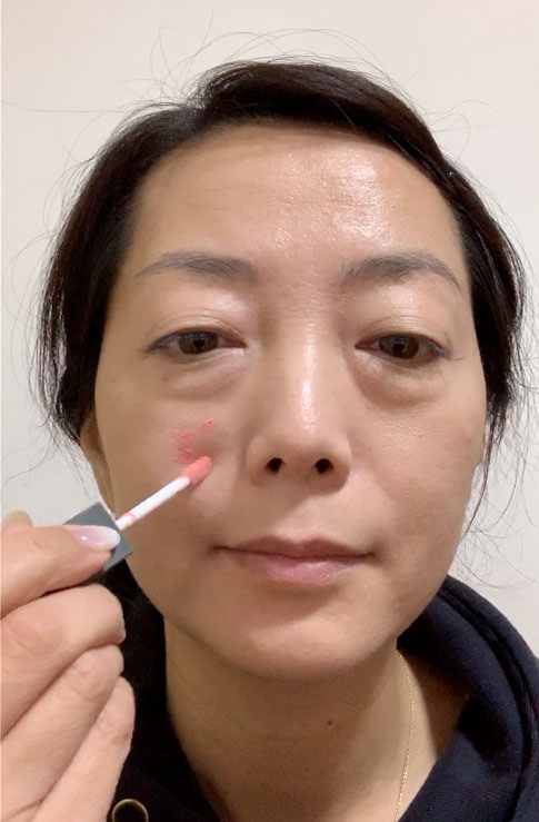 みほじさん リキッドタイプのチークを塗る