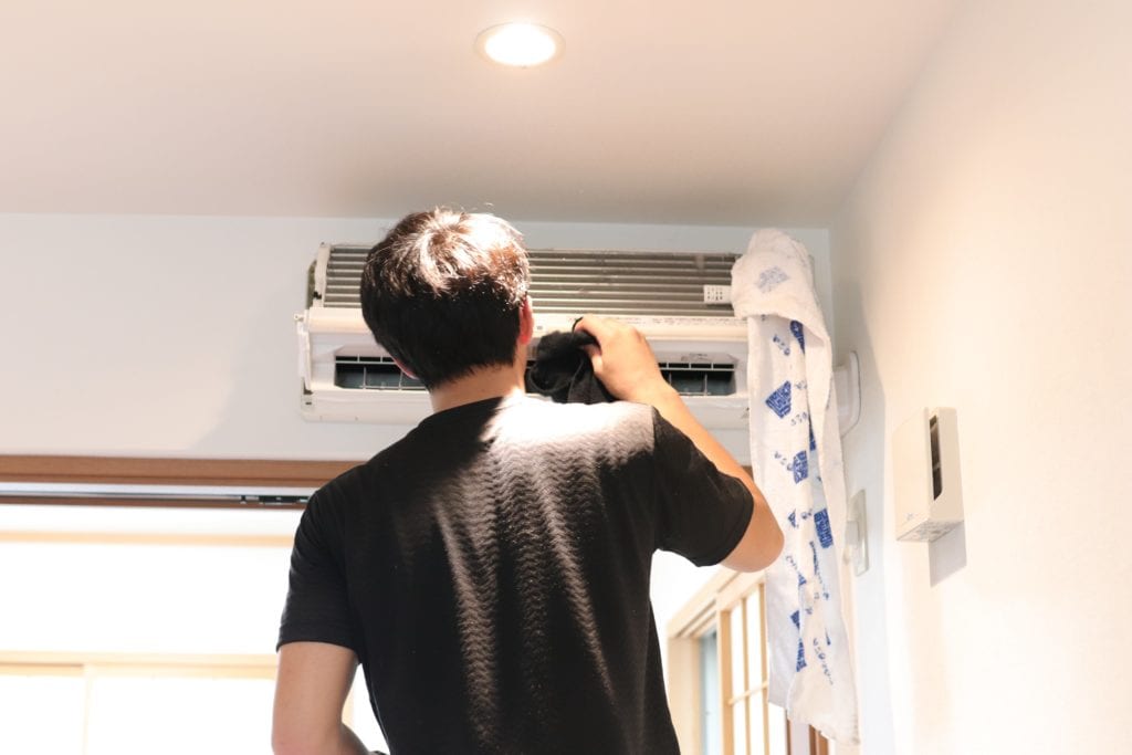 エアコンクリーニング後の内部の拭き取り