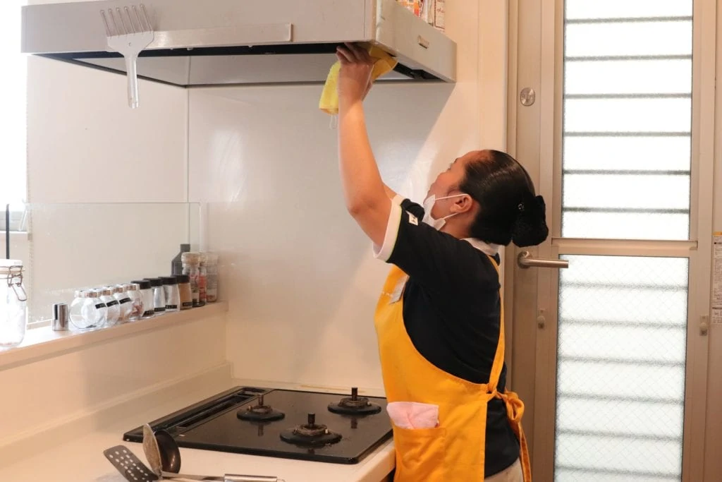 キッチンを掃除するサニーメイドサービスのスタッフ