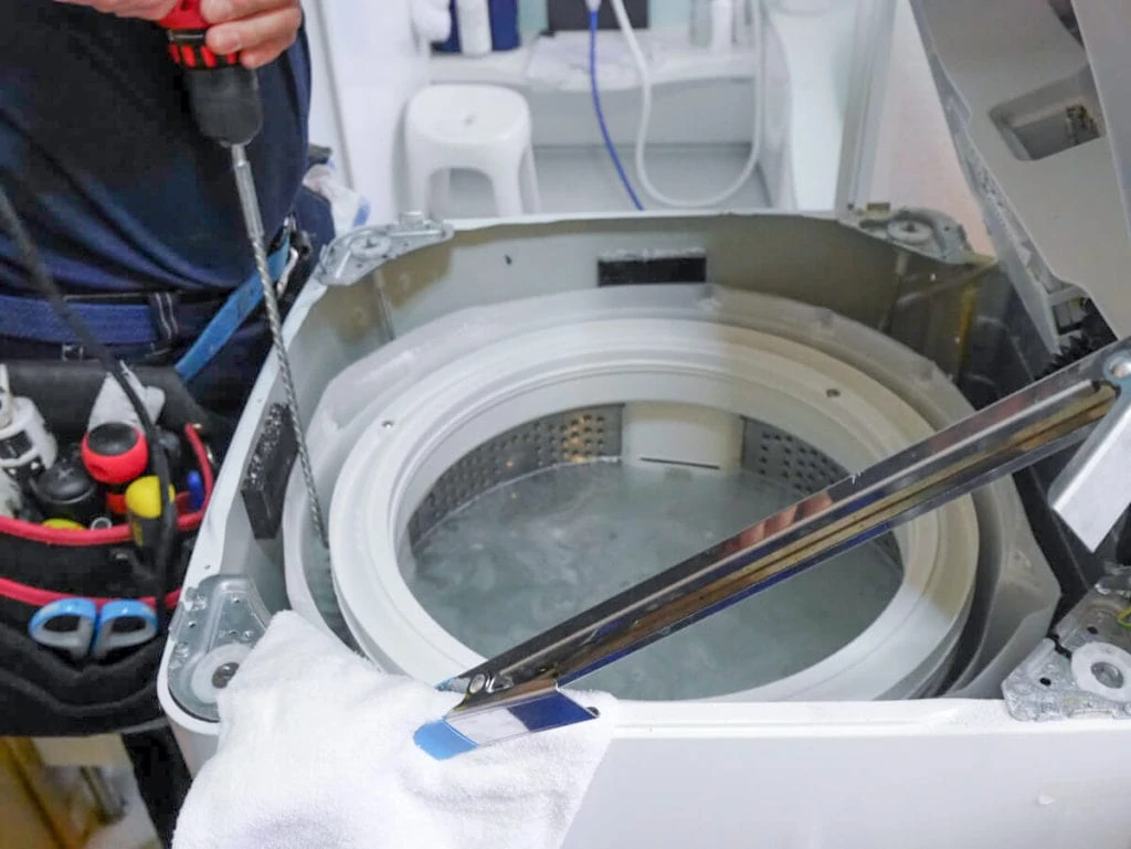 縦型洗濯機　専用ブラシでカビを除去