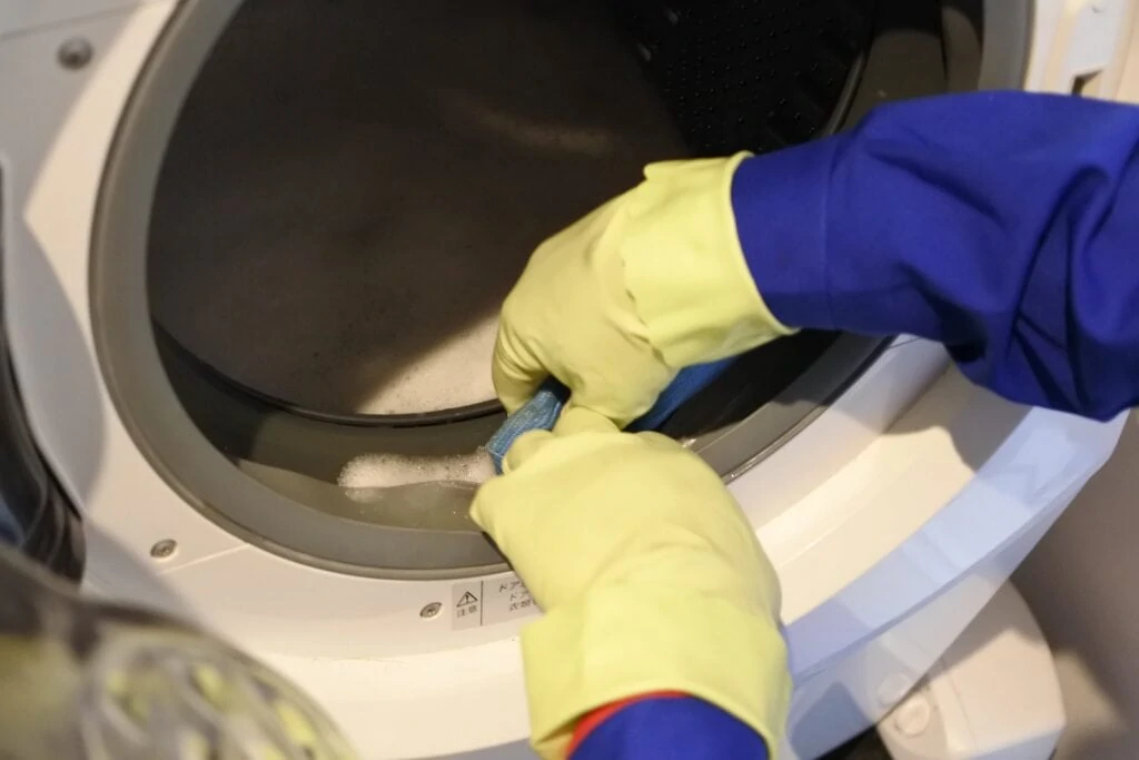 ドラム式洗濯機クリーニングでパッキン部分を掃除する様子
