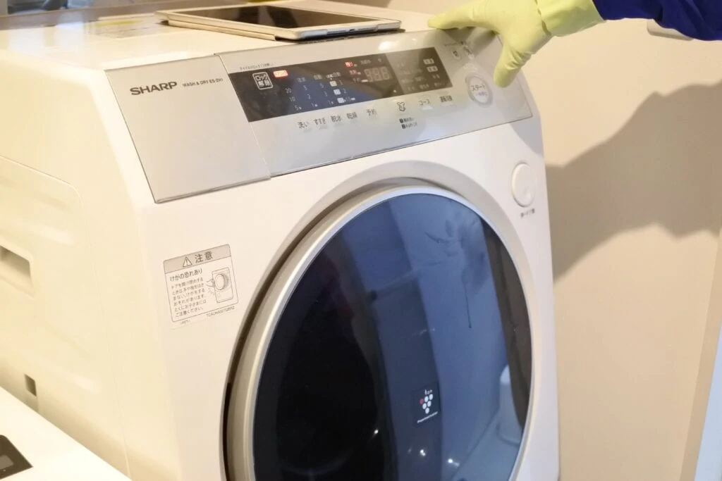 ドラム式洗濯機クリーニングで中和洗剤を入れて洗浄する様子