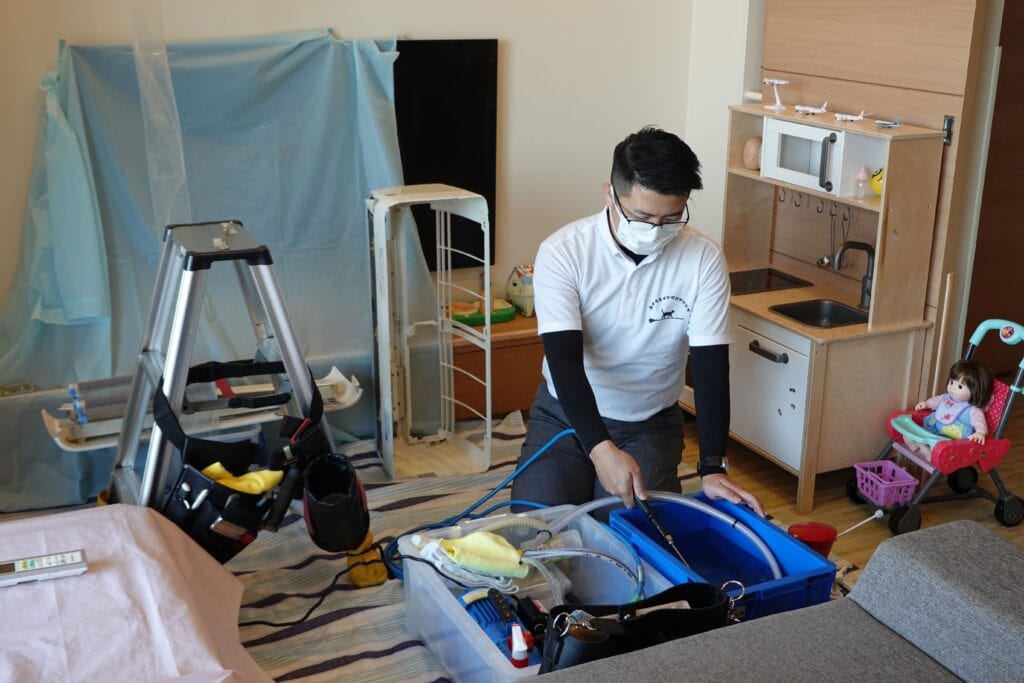 高圧洗浄用の水を作業場所のリビングへ運ぶ