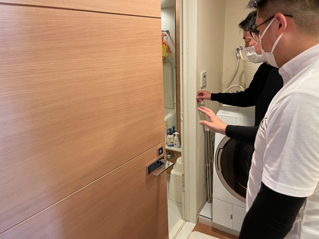 エアコンクリーニング後、作業場やお風呂場を最終確認する