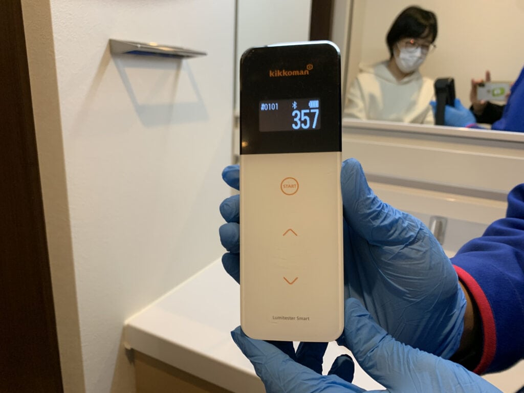 光触媒抗菌コーティング後の洗面所壁をルミテスターで計測