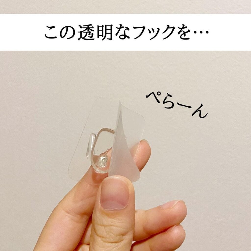 フィルムフックを洗面所の壁に貼ってメラミンスポンジをつける収納が便利。