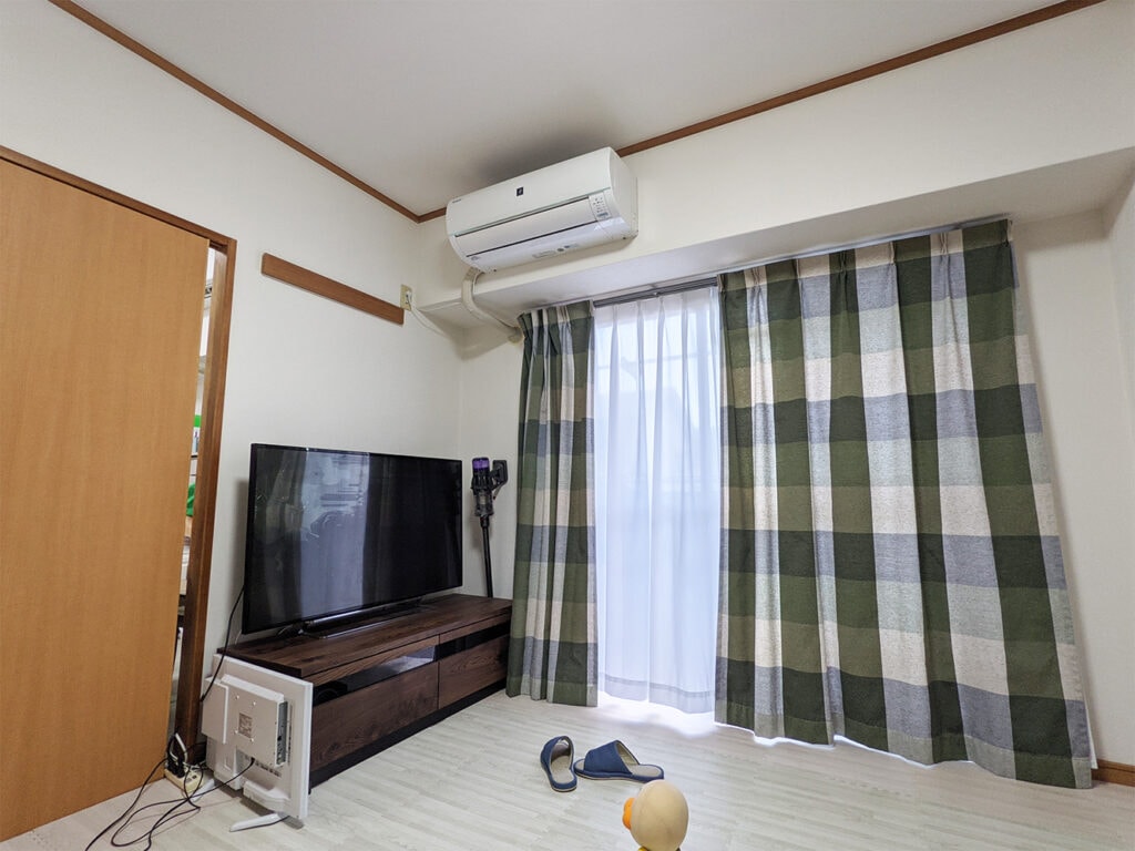 ヤマダ電機にエアコンクリーニングしてもらったエアコンとそれを見つめるアンパンマン